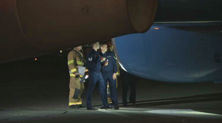 彭斯专机发生故障紧急返回机场 疑因受到飞鸟撞