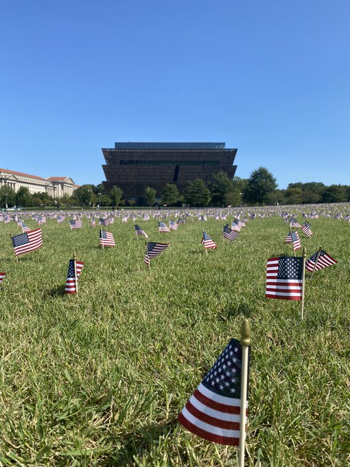 全部朝向白宫！美国插2万国旗 纪念20万新冠死者