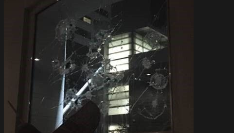 美国抗议者提斧头砸玻璃 警方威胁用化学品疏散