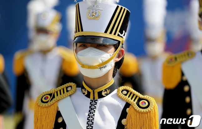 罕见！文在寅乘战车出席韩国建军节 头顶阿帕奇