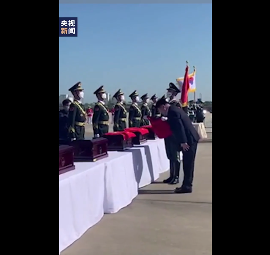 回家！在韩志愿军烈士遗骸棺椁覆盖国旗 礼兵托起棺椁登上专机