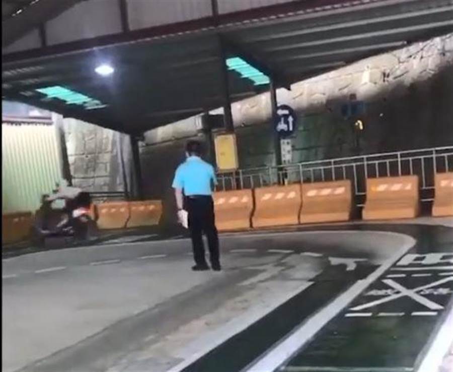 台军女兵两次补考驾照挂科：错踩油门 连人带车