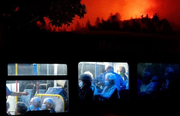 美国加州山火持续肆虐 两县约600户居民被迫撤离