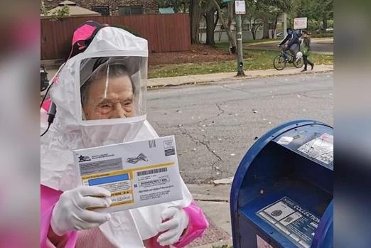 美国102岁退休老师穿防护服 完成邮寄选票