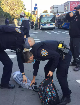 韩裔女子纽约街头被抢，美元撒一地，华裔女子