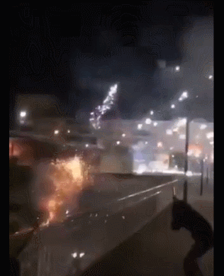 现场曝光！巴黎警察局遭烟花袭击 40余人手持铁