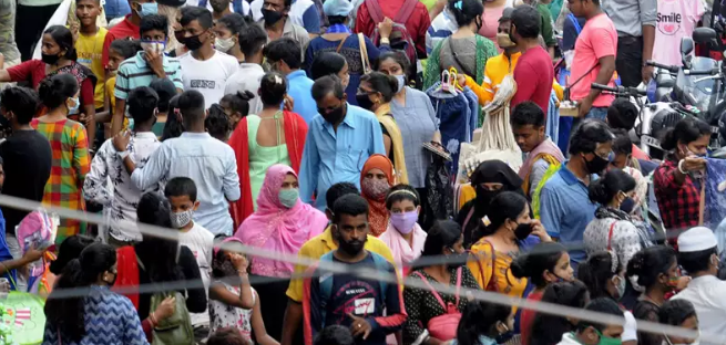 印度确诊逾700万例 多地民众不戴口罩扎堆集会