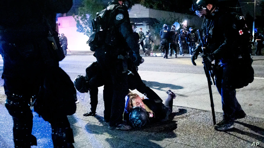 波特兰抗议第123晚:警察逮捕多数抗议者,法律组织