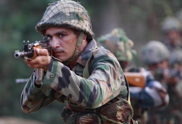 印度士兵4枪打死指挥官 持上膛步枪在逃拒绝投降