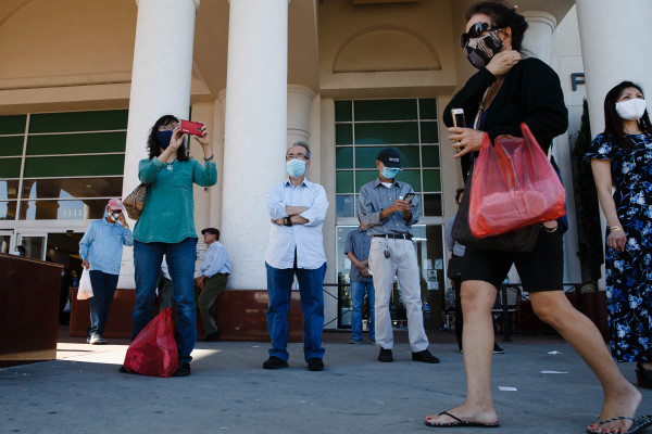 美国数十人户外用餐被汽车冲撞：8人受伤 事发地