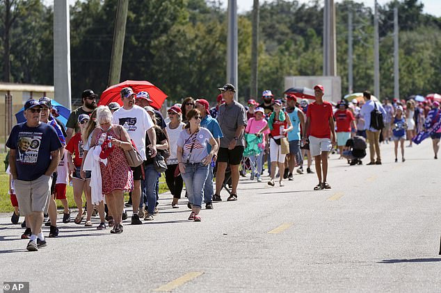特朗普确诊新冠后出席集会 不戴口罩登上空军一