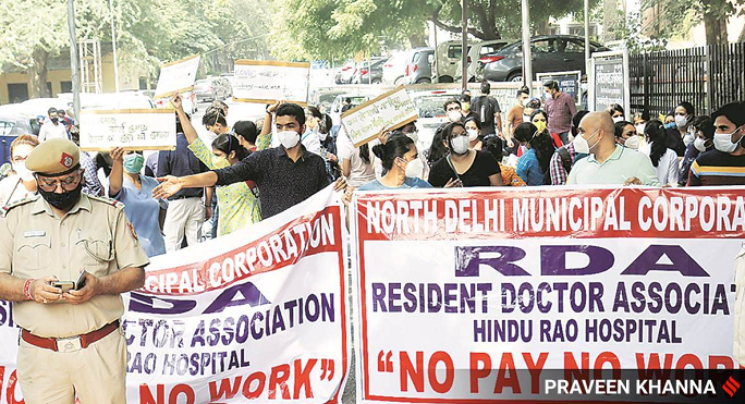 印医院长期拖欠员工工资引发抗议 医院管理方