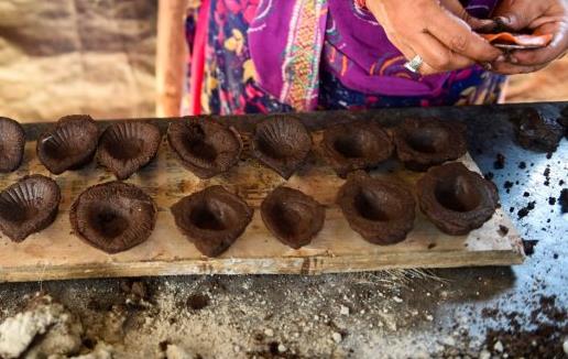 印度将推出超3亿盏牛粪灯，称要与中国货竞争，