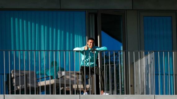 C罗感染新冠后首次亮相：竖大拇指 露招牌式微笑