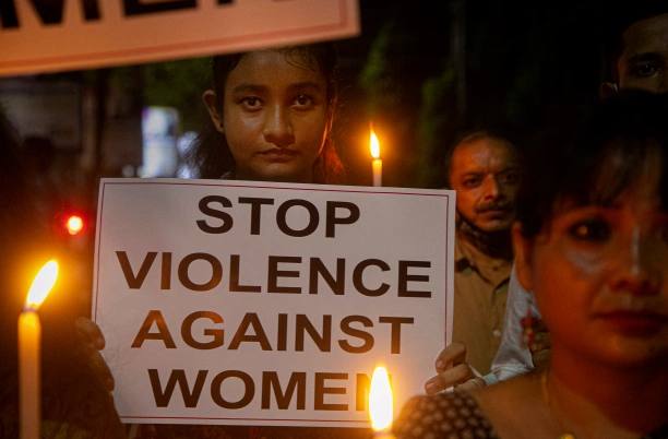 印度男子放火烧前女友 逃跑时被抱住同归于尽