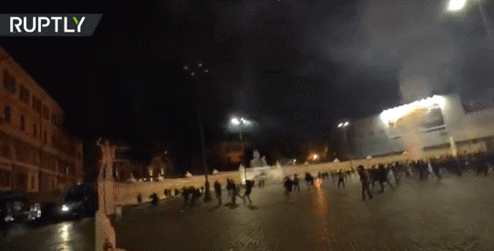 意大利深夜发生混战：数百示威者狂射烟花 警方