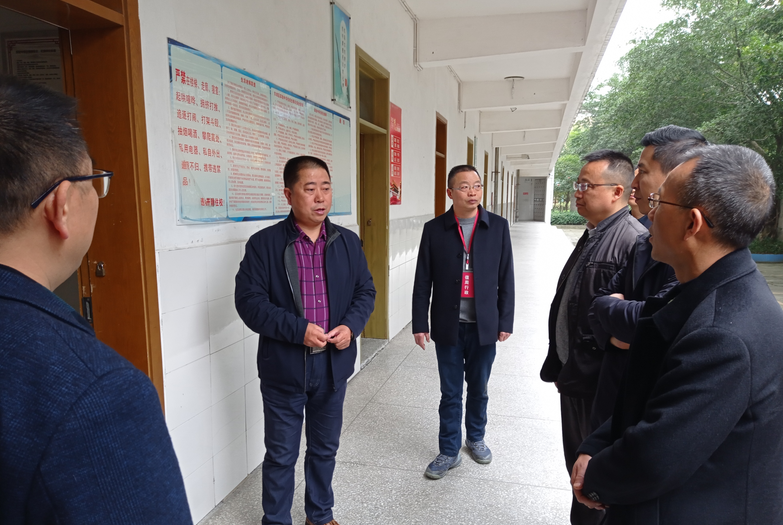 李永康赴眉山东坡区实验中学调研