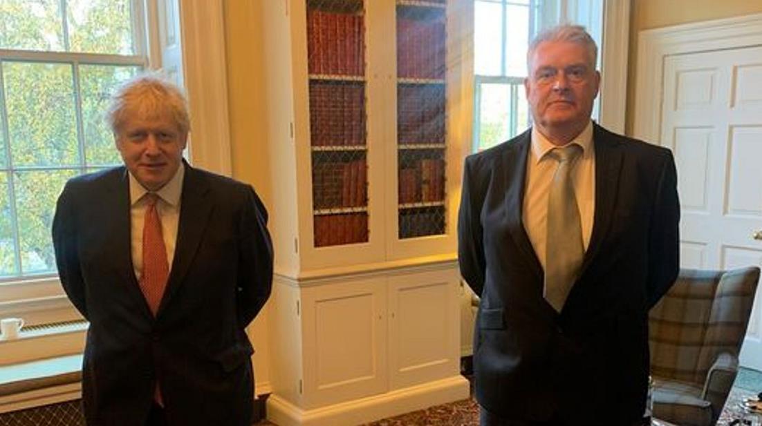 英国首相约翰逊正接受新冠病毒隔离 自称身体健