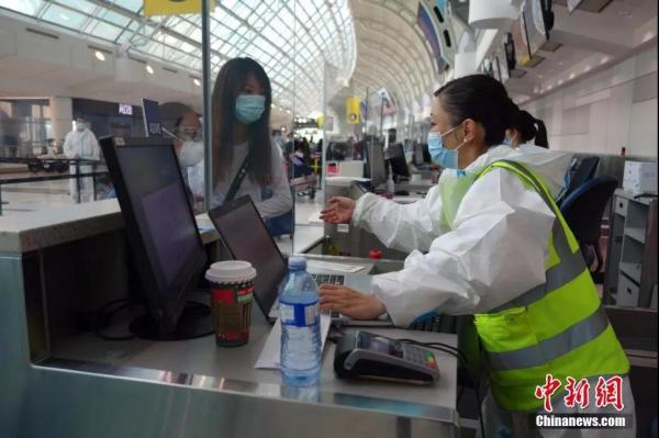 当地时间11月7日，中国东方航空公司工作人员在多伦多皮尔逊国际机场为准备直飞上海的乘客办理值机手续。<a target='_blank' href='http://www.chinanews.com/'>中新社</a>记者余瑞冬 摄