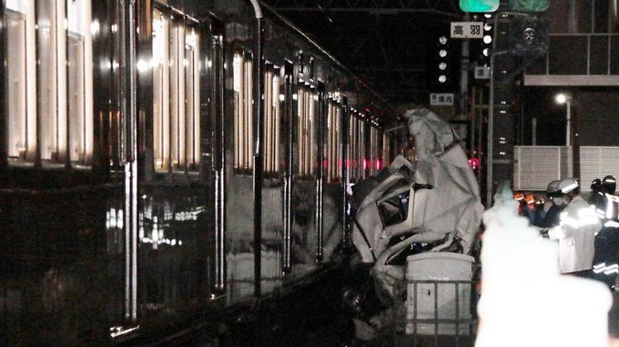 突发！日本一载400人列车撞上货车后脱轨