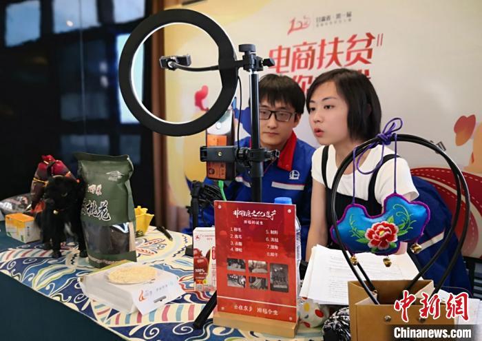 资料图:2020年5月22日,甘肃省首届直播电商带货大赛在兰州启动,多名主播把直播间搬入会场。丁思 摄 点击进入下一页