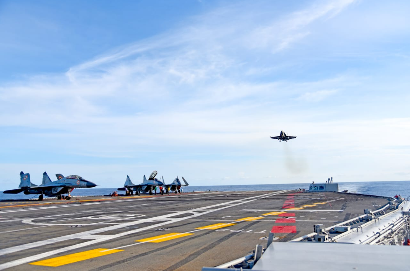 印度1架米格-29k战机坠海 致飞行员1死1失踪