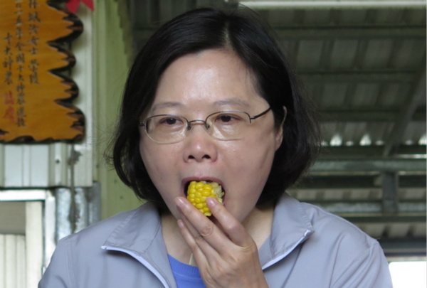1-蔡英文 吃玉米.jpg