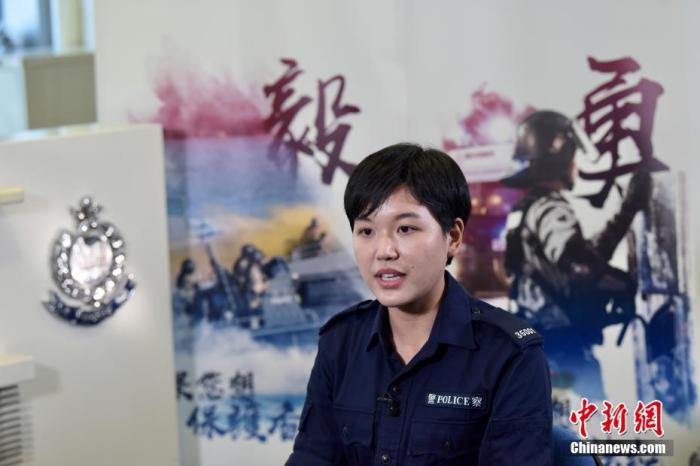 曾经参与过“警队学长计划”活动、现已正式加入警队并任职水警的女警员阿晓在香港接受<a target='_blank' href='http://www.chinanews.com/'>中新社</a>记者专访。<a target='_blank' href='http://www.chinanews.com/'>中新社</a>记者 李志华 摄 点击进入下一页