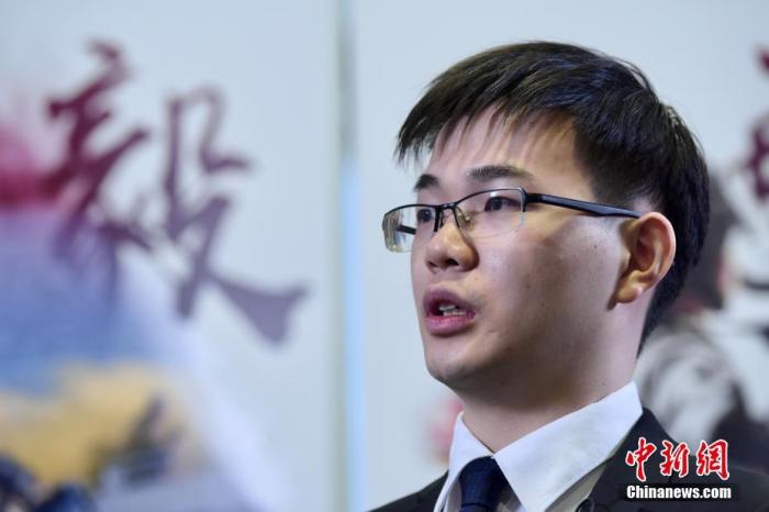 参与香港警务处“警队学长计划”的刘同学在香港接受<a target='_blank' href='http://www.chinanews.com/'>中新社</a>记者专访。<a target='_blank' href='http://www.chinanews.com/'>中新社</a>记者 李志华 摄 点击进入下一页