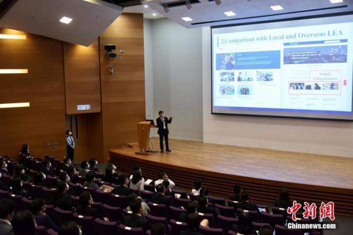 今年7月,刘同学正式参与到了为期三个月的“警队学长计划”中,在警察招募组实习,负责检视招募组的网页内容设计。图为刘同学于“警队学长计划” 颁奖典礼上分享获奖作品的创作理念。<a target='_blank' href='http://www.chinanews.com/'>中新社</a>记者 李志华 摄 点击进入下一页