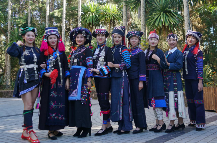 云南墨江哈尼族9个支系的精美民族服饰