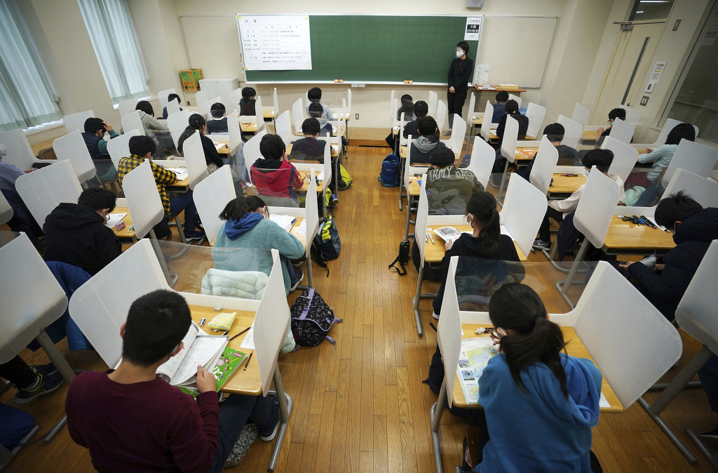 日本举行入学考试 考场教室因疫情设置隔板保持距离