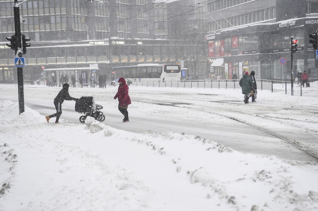 芬兰迎来大雪街道积雪道路受阻