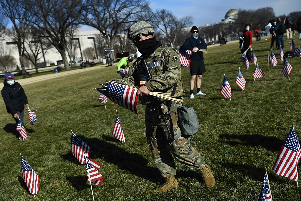 美国总统就职典礼日后 警察分发插在国家广场的旗帜