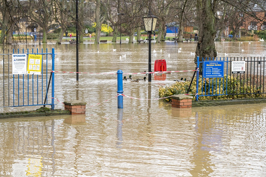 英国伍斯特郡暴雨引发洪水市民生活受影响