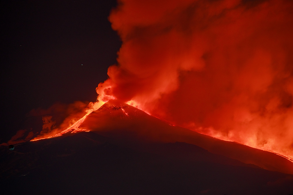 意大利埃特纳火山持续喷发 火光在市内清晰可见