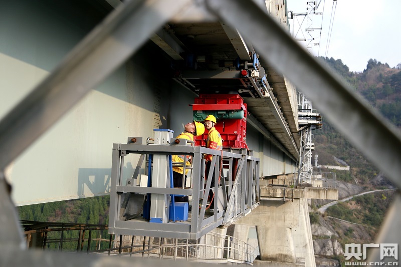 渝贵铁路桥隧工夜郎河上的守桥人