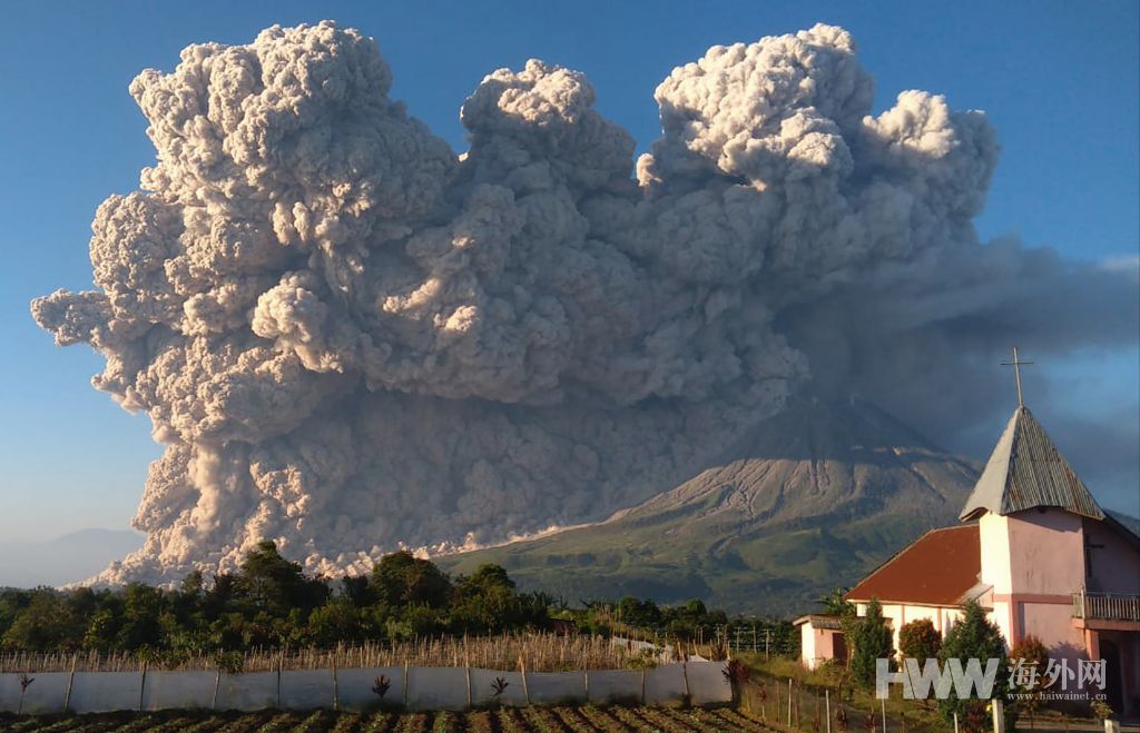 印尼锡纳朋火山喷发 火山灰直冲云霄