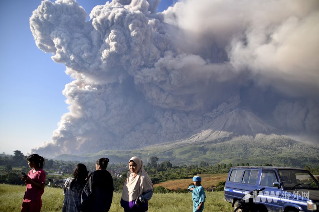 印尼锡纳朋火山喷发 火山灰直冲云霄