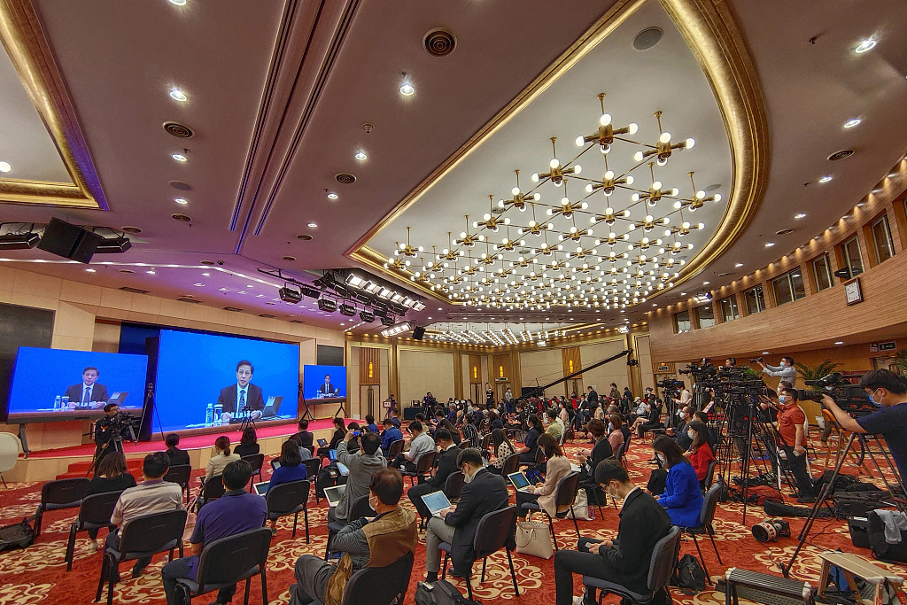 十三届全国人大四次会议举行新闻发布会