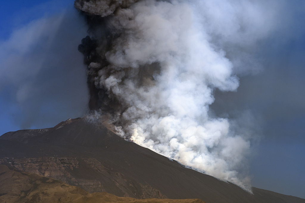 意大利埃特纳火山再次喷发 滚滚浓烟形成"白云"