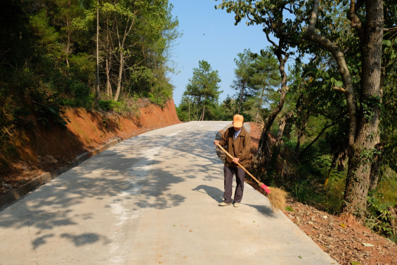 中国侨联援助修建的上乐村爱心道路