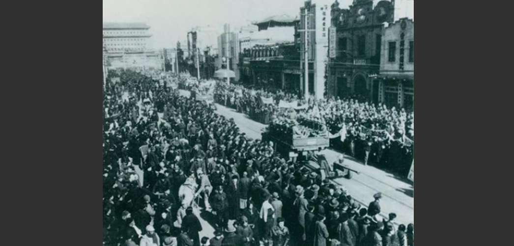 1949年1月31日，北平和平解放。图为人民解放军举行入城式。