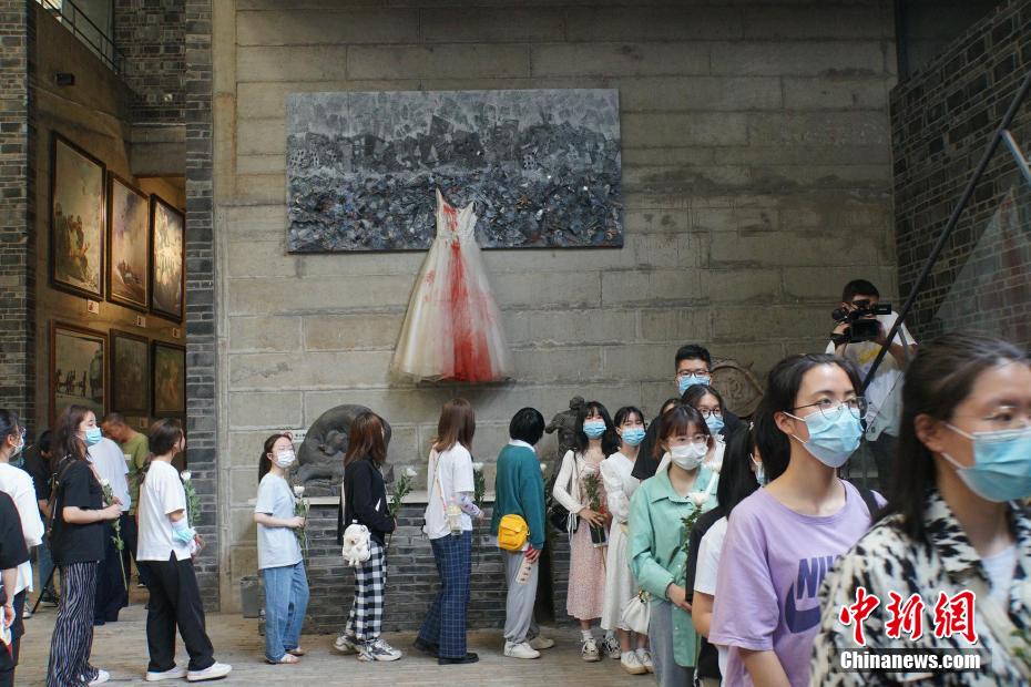 四川建川博物馆纪念汶川特大地震13周年 民众向遇难者献花