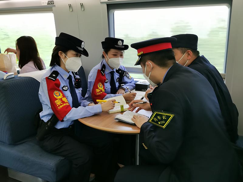 穿行在京沪高铁上的女子乘警组