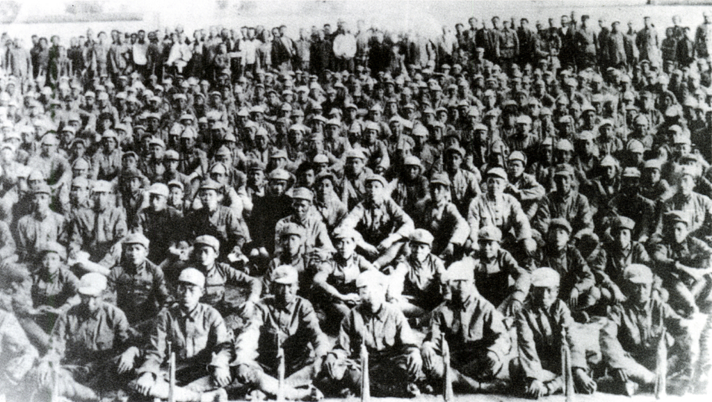 1935年10月，红一方面军长征结束。图为长征到达陕北的红军部队。