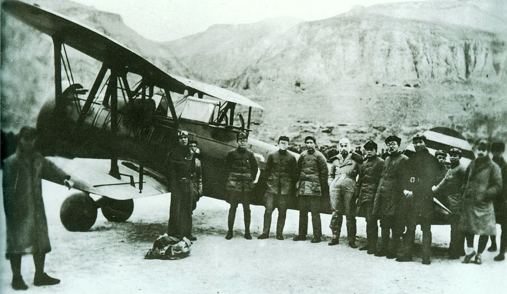 1936年12月，西安事变和平解决后，周恩来等人回到延安时，受到毛泽东等人的欢迎。图为在机场留影。