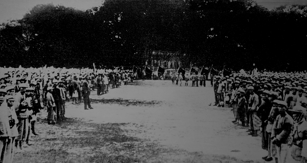 1931年11月7日至20日，在江西瑞金召开全国苏维埃第一次代表大会。 毛泽东主席授予在反“围剿”作中作出突出贡献的红三军团“坚决奋斗”红旗。图为授旗大会会场。