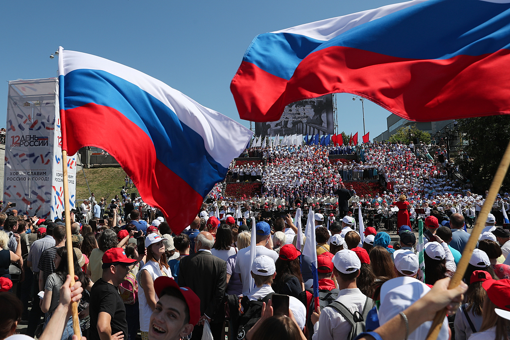 俄罗斯举行独立日庆祝活动 广场现巨幅国旗