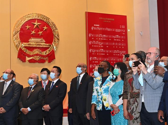 百位外国驻华使节参观中国共产党历史展览